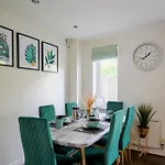 Cherish Stays Spacious & Amazing 3 Bed House In Hayes & Heathrow