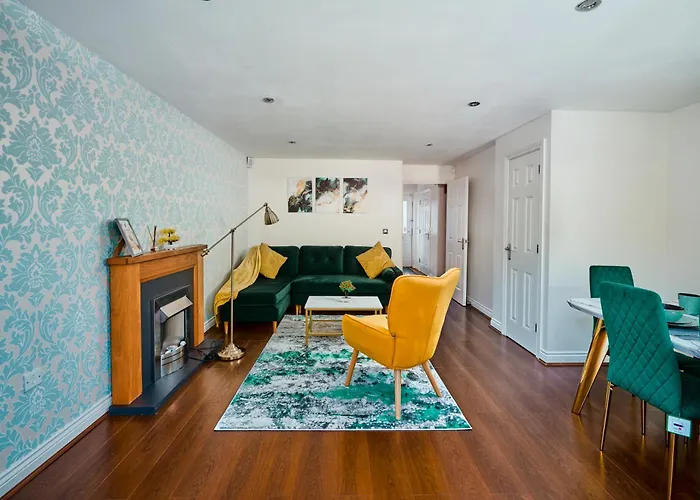 Cherish Stays Spacious & Amazing 3 Bed House In Hayes & Heathrow