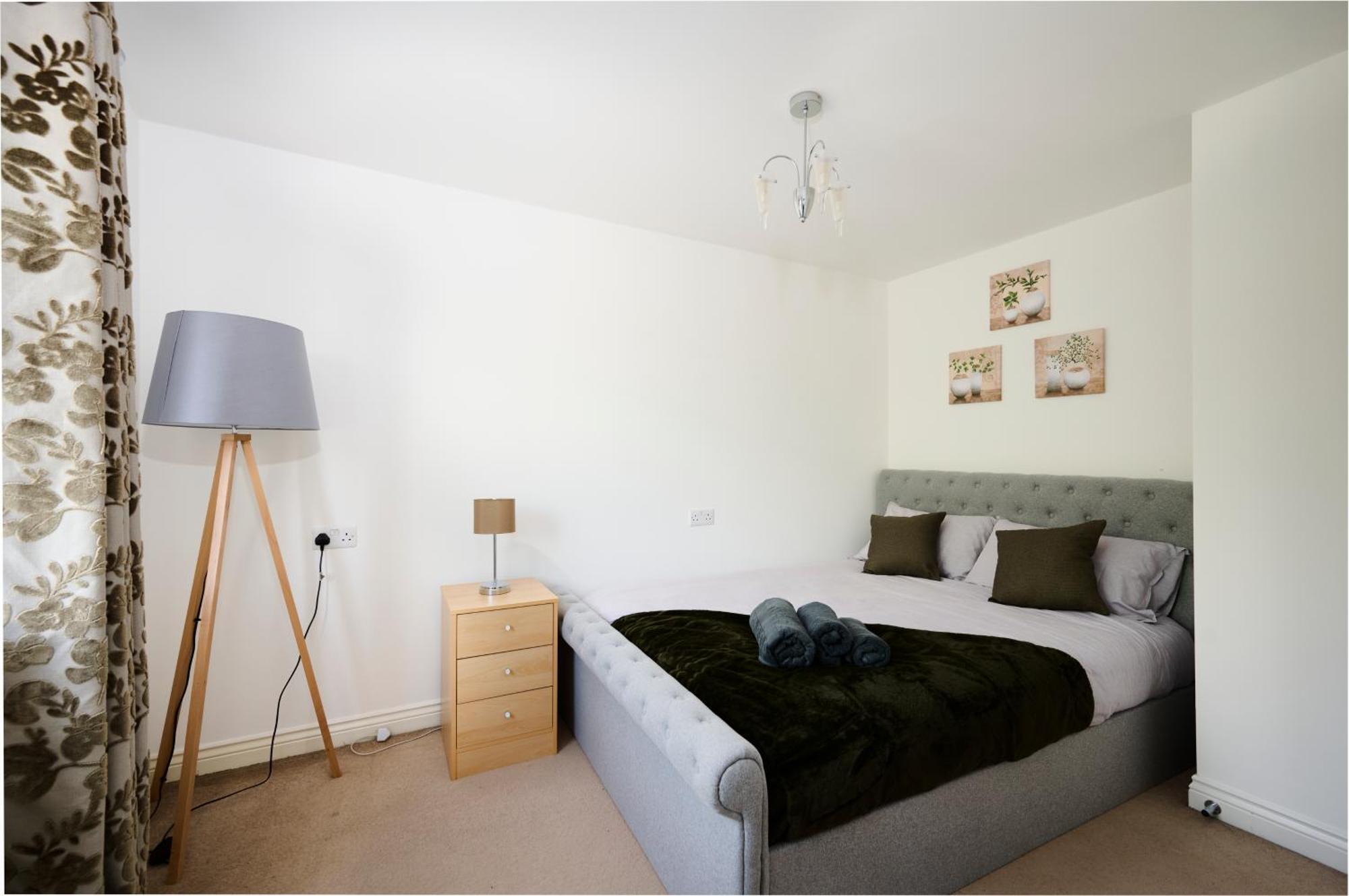 Cherish Spacious & Amazing 3 Bed House In Hayes & Heathrow West Drayton (Middlesex)