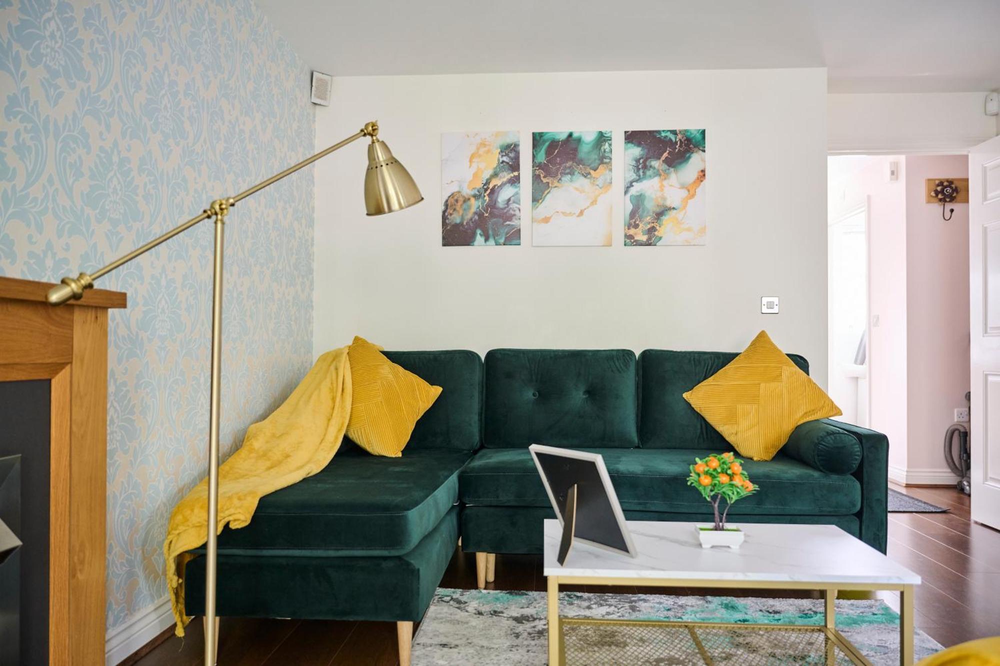 Cherish Spacious & Amazing 3 Bed House In Hayes & Heathrow * West Drayton (Middlesex)