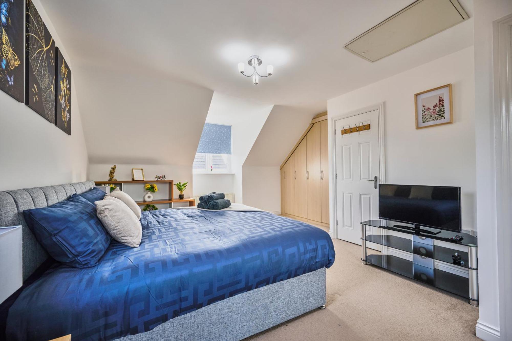 Cherish Spacious & Amazing 3 Bed House In Hayes & Heathrow *