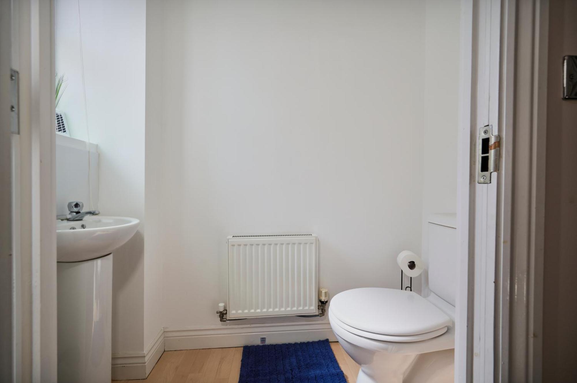 Cherish Spacious & Amazing 3 Bed House In Hayes & Heathrow Apartment