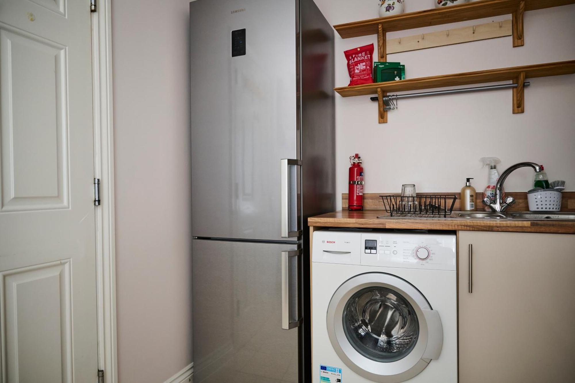 Cherish Spacious & Amazing 3 Bed House In Hayes & Heathrow Apartment *