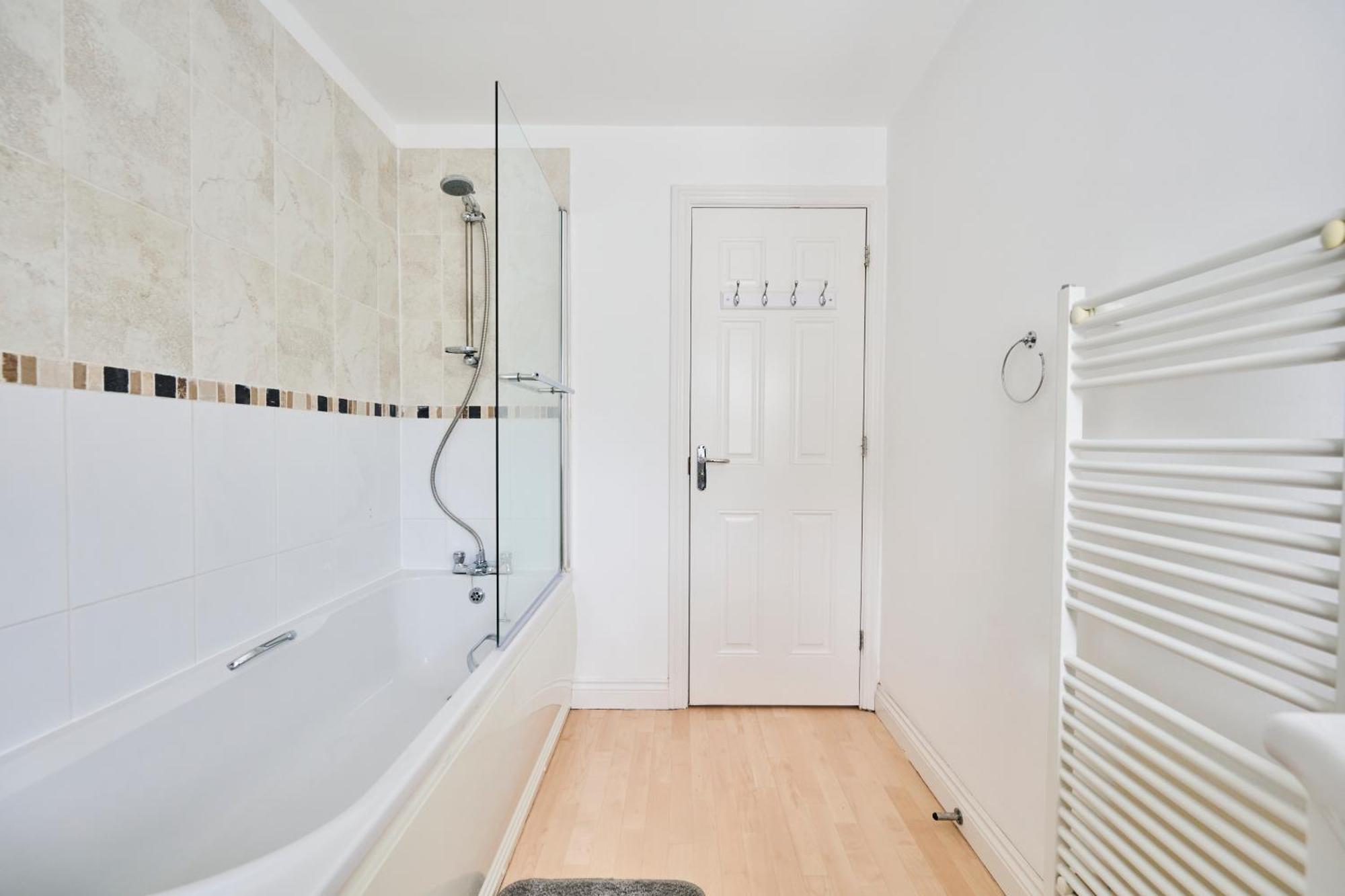 Cherish Spacious & Amazing 3 Bed House In Hayes & Heathrow * West Drayton (Middlesex)