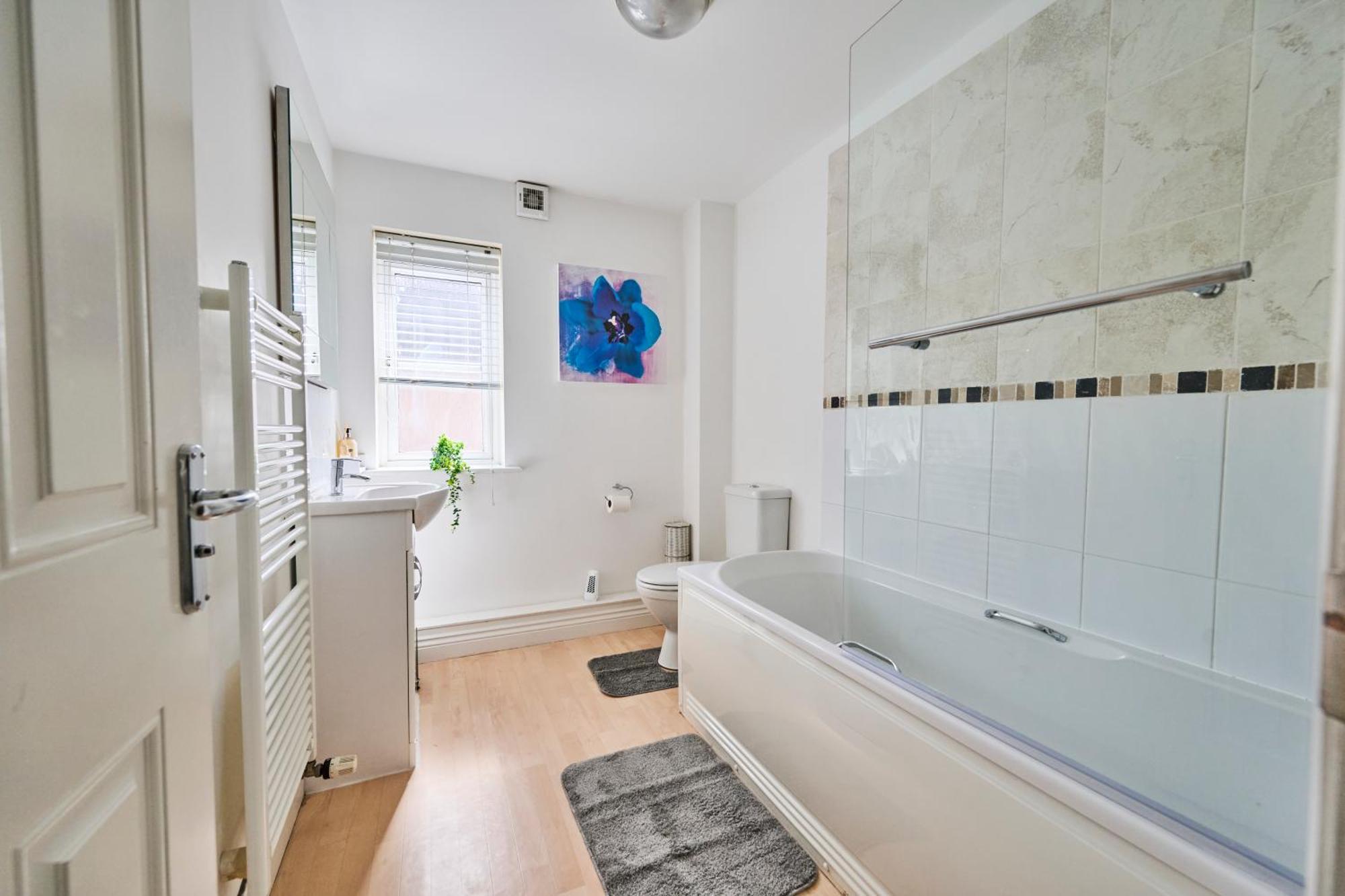 Cherish Spacious & Amazing 3 Bed House In Hayes & Heathrow