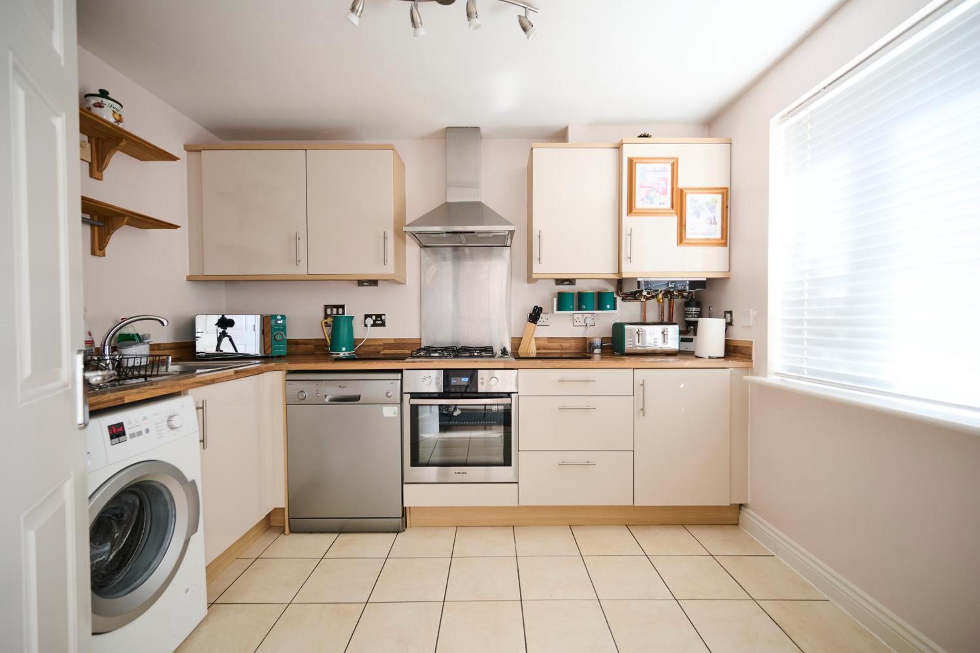 Cherish Spacious & Amazing 3 Bed House In Hayes & Heathrow Apartment West Drayton (Middlesex)