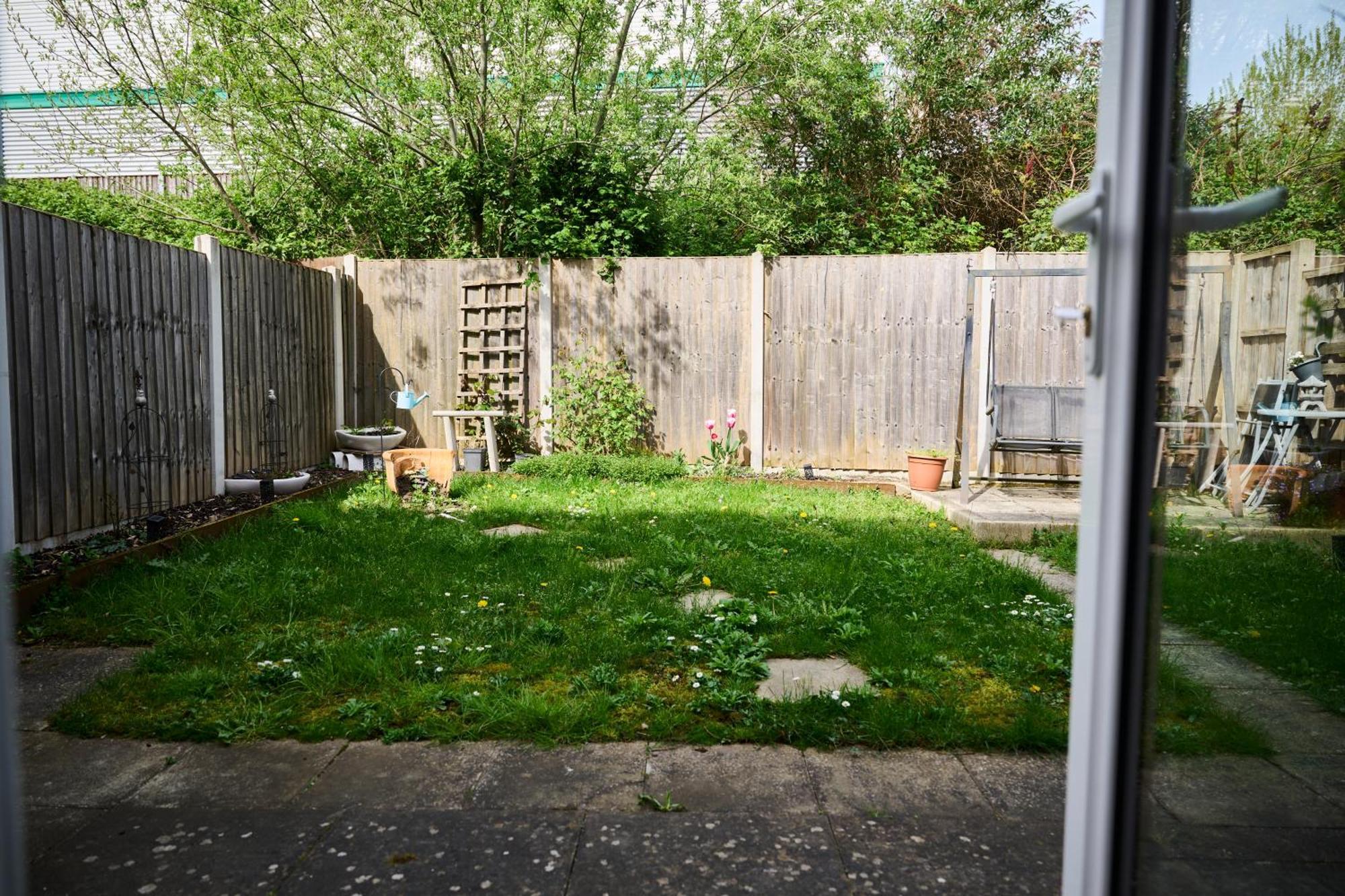 Cherish Spacious & Amazing 3 Bed House In Hayes & Heathrow Apartment *